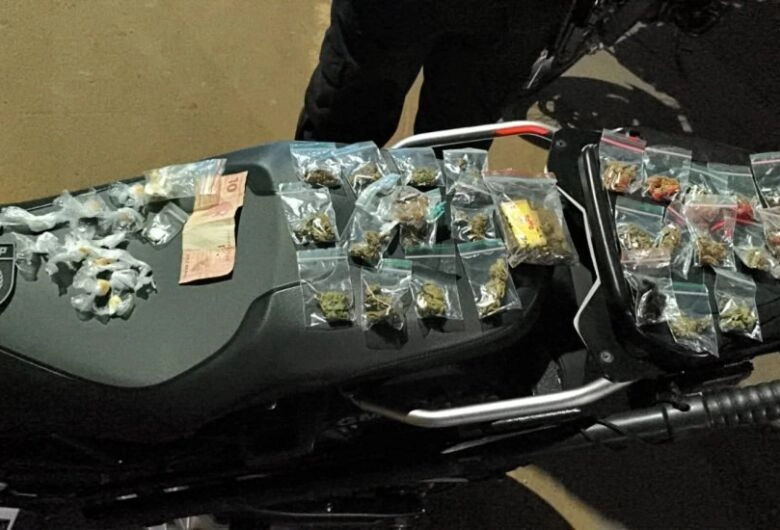 Homem tenta fugir, mas acaba flagrado com cocaína e maconha