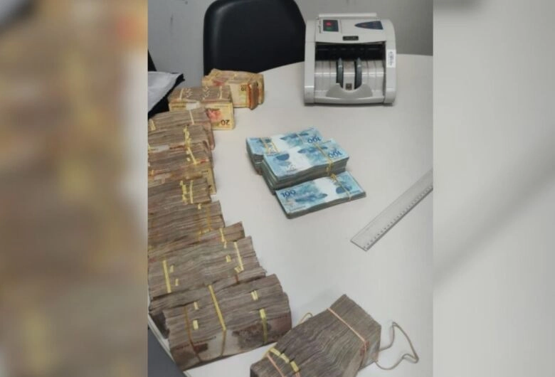 Motorista que saiu de MS é flagrado com R$ 870 mil e diz que valor seria usado na política