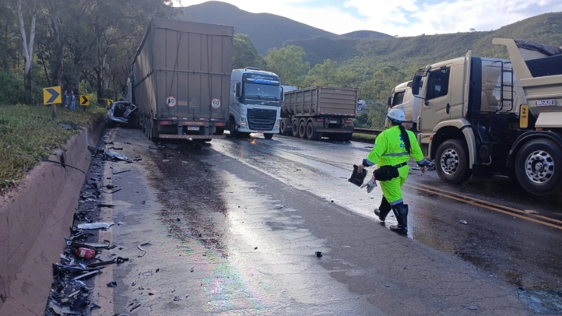 Acidente com carretas e carro deixa morto e feridos na BR-040 em Itabirito