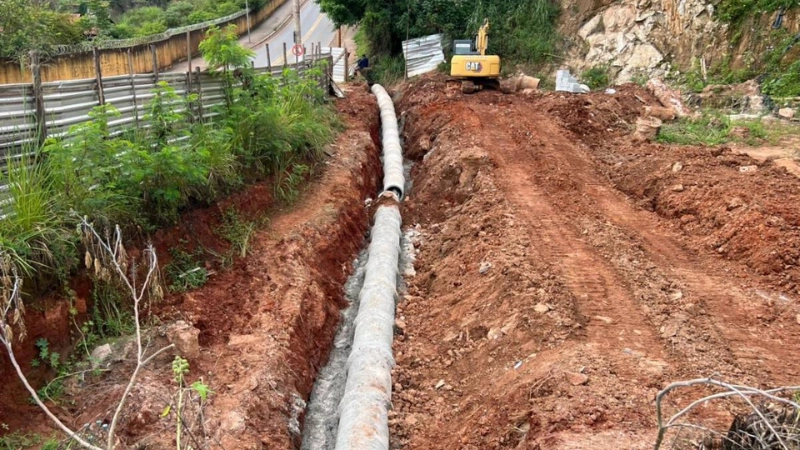 Obra de drenagem avança em via principal que liga os bairros Praia e Dom Oscar em Congonhas