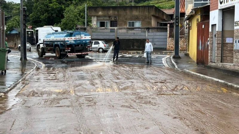 Locais atingidos pelas chuvas em Congonhas recebem serviço de limpeza e reparo