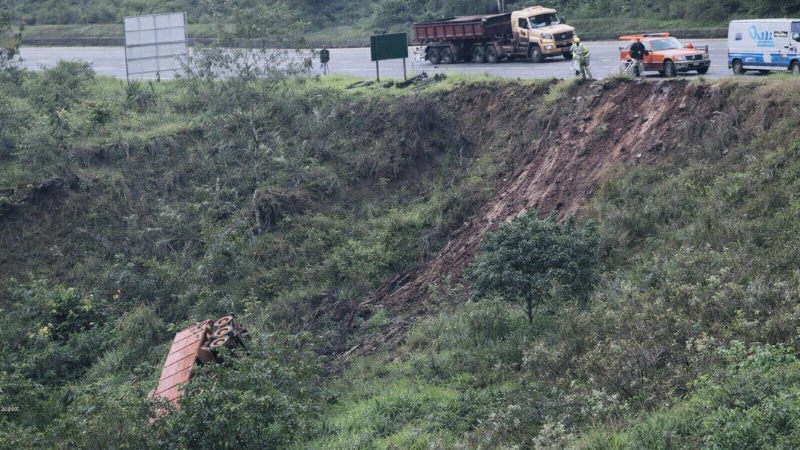 Motorista morre após carreta sair da pista na BR-040, em Itabirito
