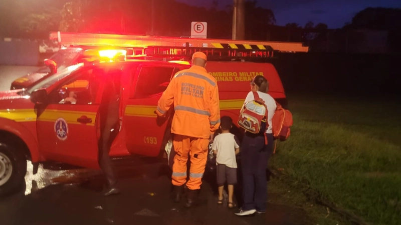 Enchente deixa crianças ilhadas e mobiliza bombeiros em distrito de Barbacena