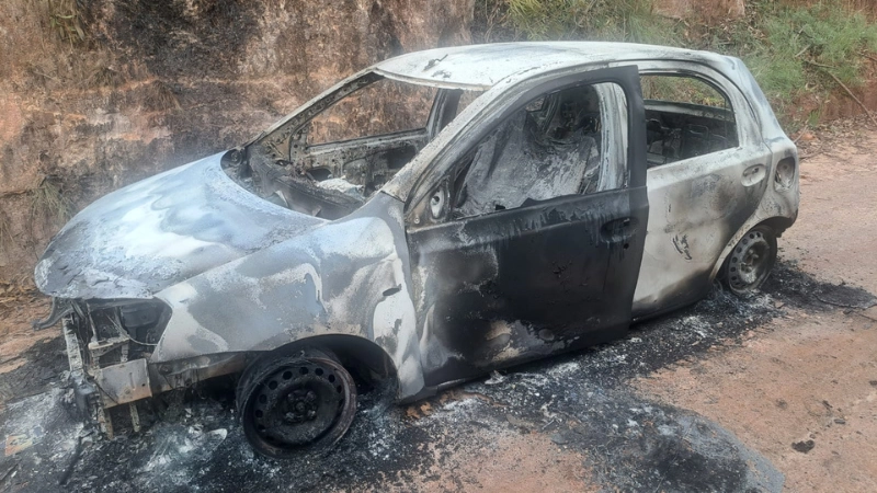 Veículo carbonizado pode ter ligação com homicídio investigado em Barbacena