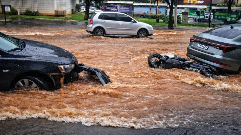 Chuva volta a alagar ruas e evidencia problema recorrente no período chuvoso em Lafaiete
