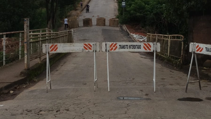 Ponte no bairro Real de Queluz é interditada após risco estrutural em Lafaiete