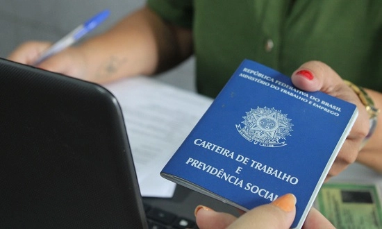 Trabalhadora doméstica: conheça os direitos sobre jornada, descanso e FGTS