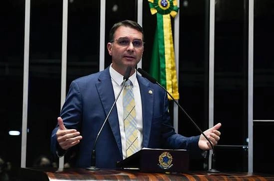 Flávio Bolsonaro interrompe campanha presidencial para tentar barrar a PEC da 6×1.