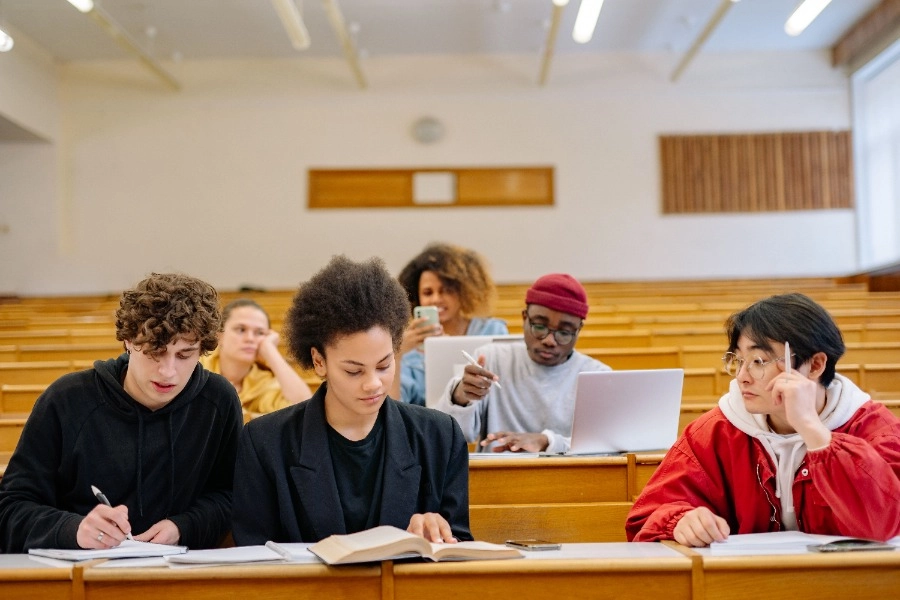 OPINIÃO: É mais fácil entrar para a universidade do que sair de lá… com formação