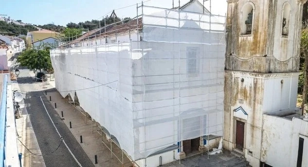 A Igreja de Santa Maria está a sofrer obras em Odemira