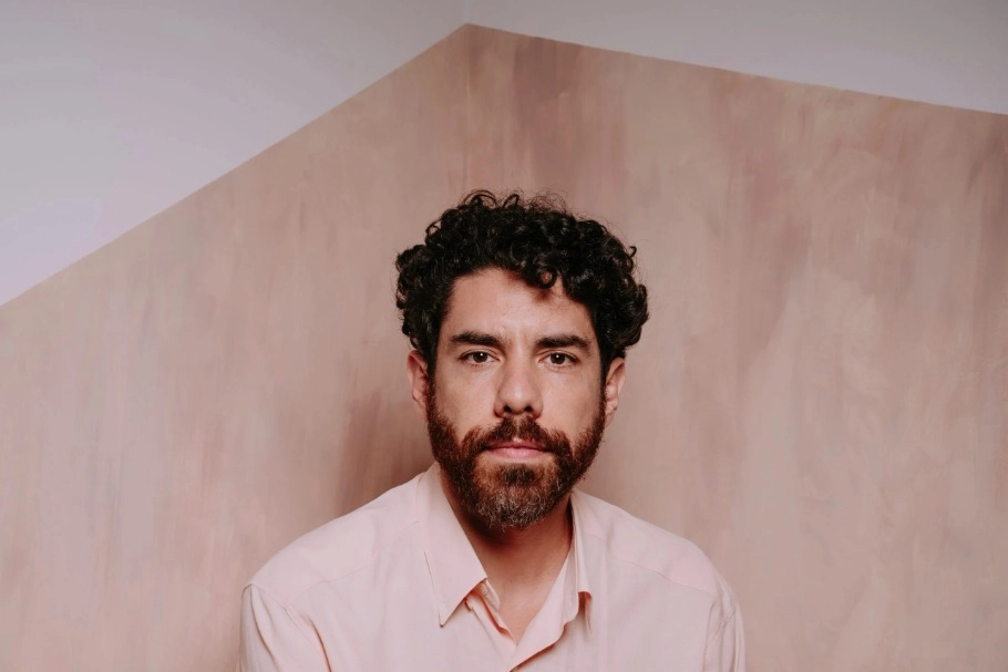 CULTURA: Luca Argel leva «O Homem Triste» ao coração do Alentejo