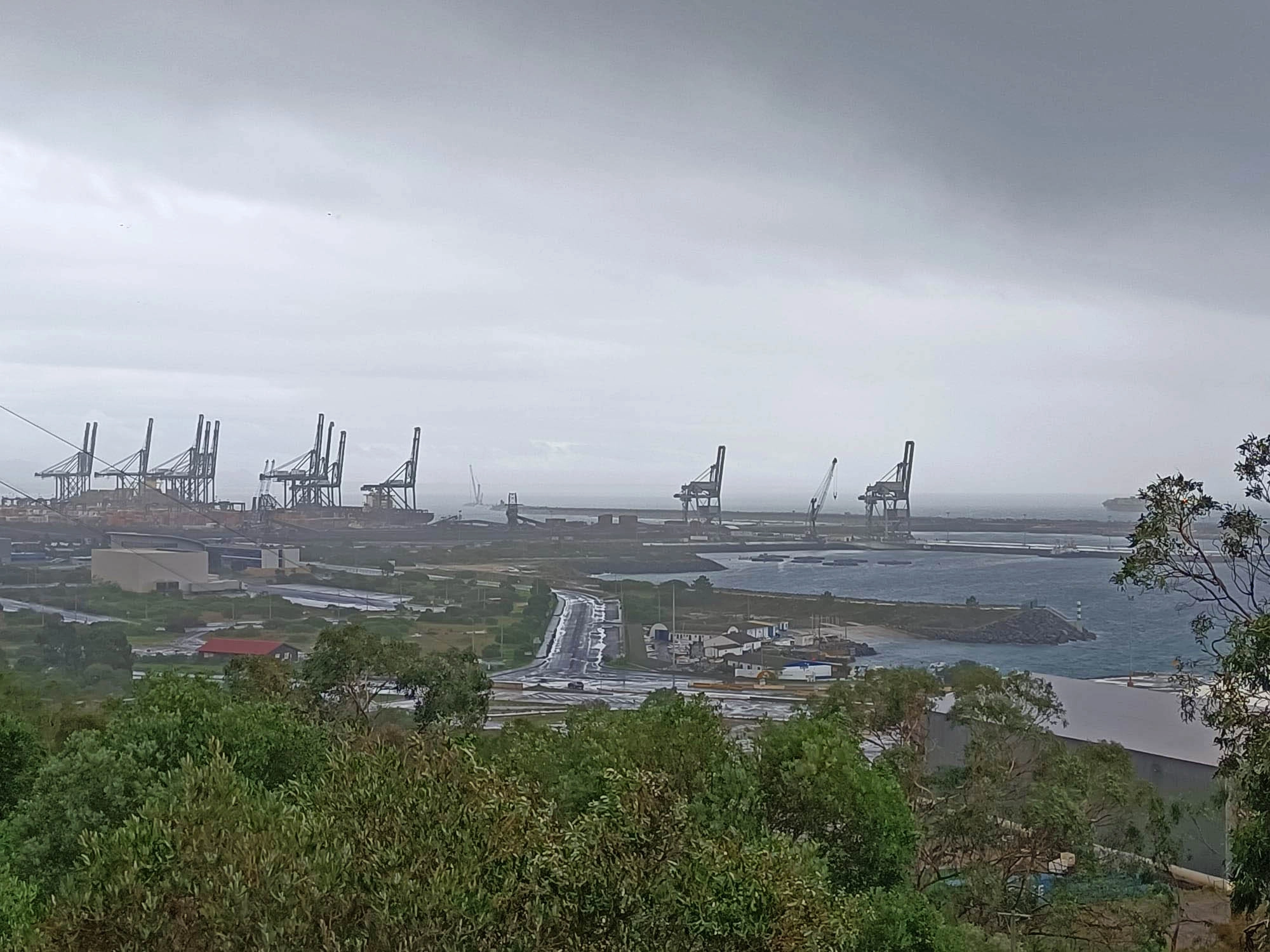 SOCIEDADE:  Sociedade Possível utilização militar do novo cais do Porto de Sines preocupa cidadãos