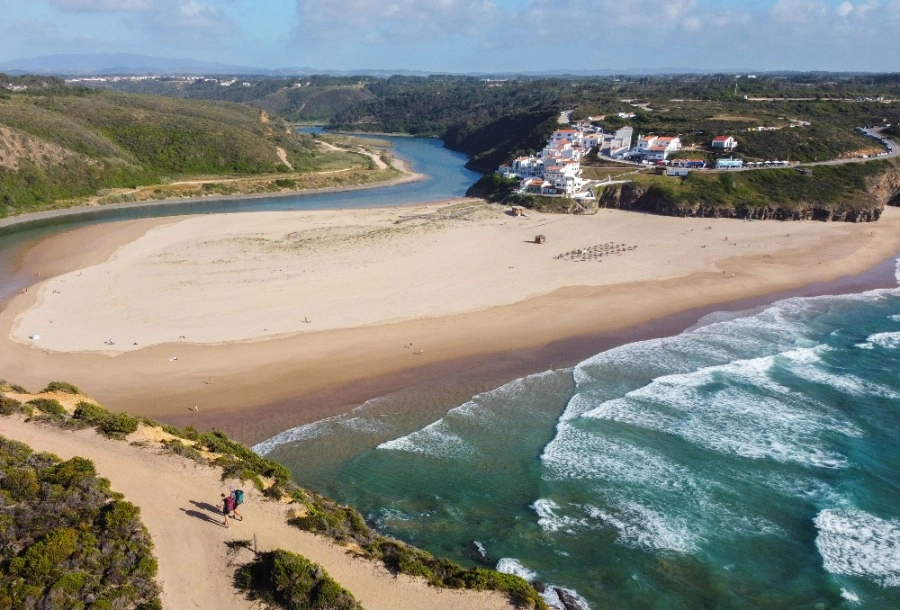 ECONOMIA: Governo avança com revisão do ordenamento das praias entre Espichel e Odeceixe