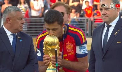 Capitão da Espanha ergue a taça e exalta fé: "Recebo ajuda do Altíssimo"