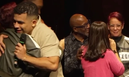 Comediante cristão vê repetir-se o improvável: outro fiel desviado se entrega a Jesus durante seu stand-up