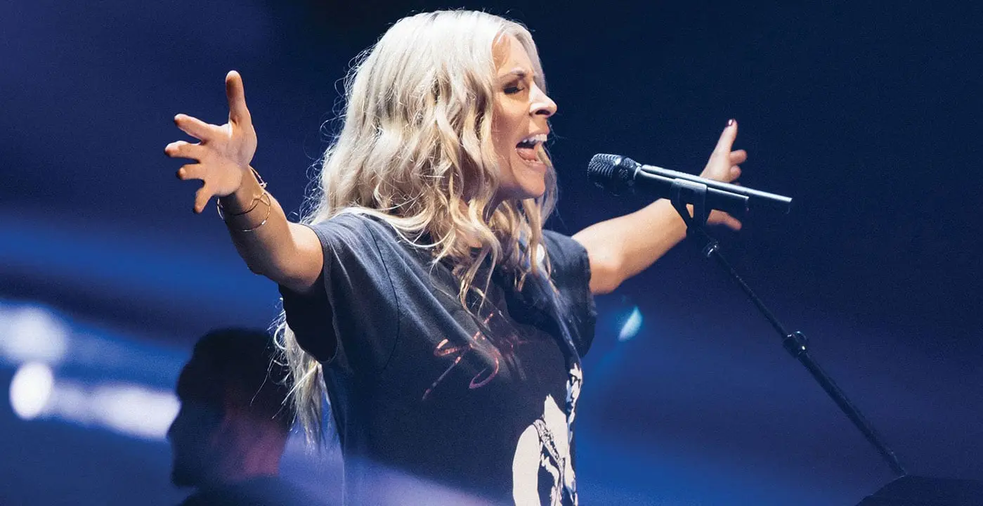 A voz anônima que ecoa nos palcos mundiais: Jenn Johnson e o império da adoração contemporânea