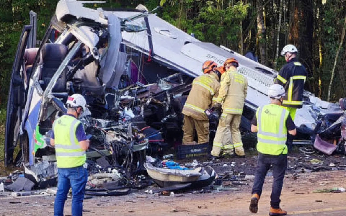 Tragédia em rodovia paranaense: colisão frontal deixa 23 mortos em acidente com caminhão e van de saúde