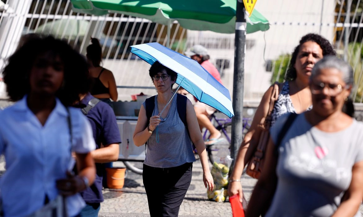 Ministério da Fazenda projeta salário mínimo de R$ 1.741 para 2027