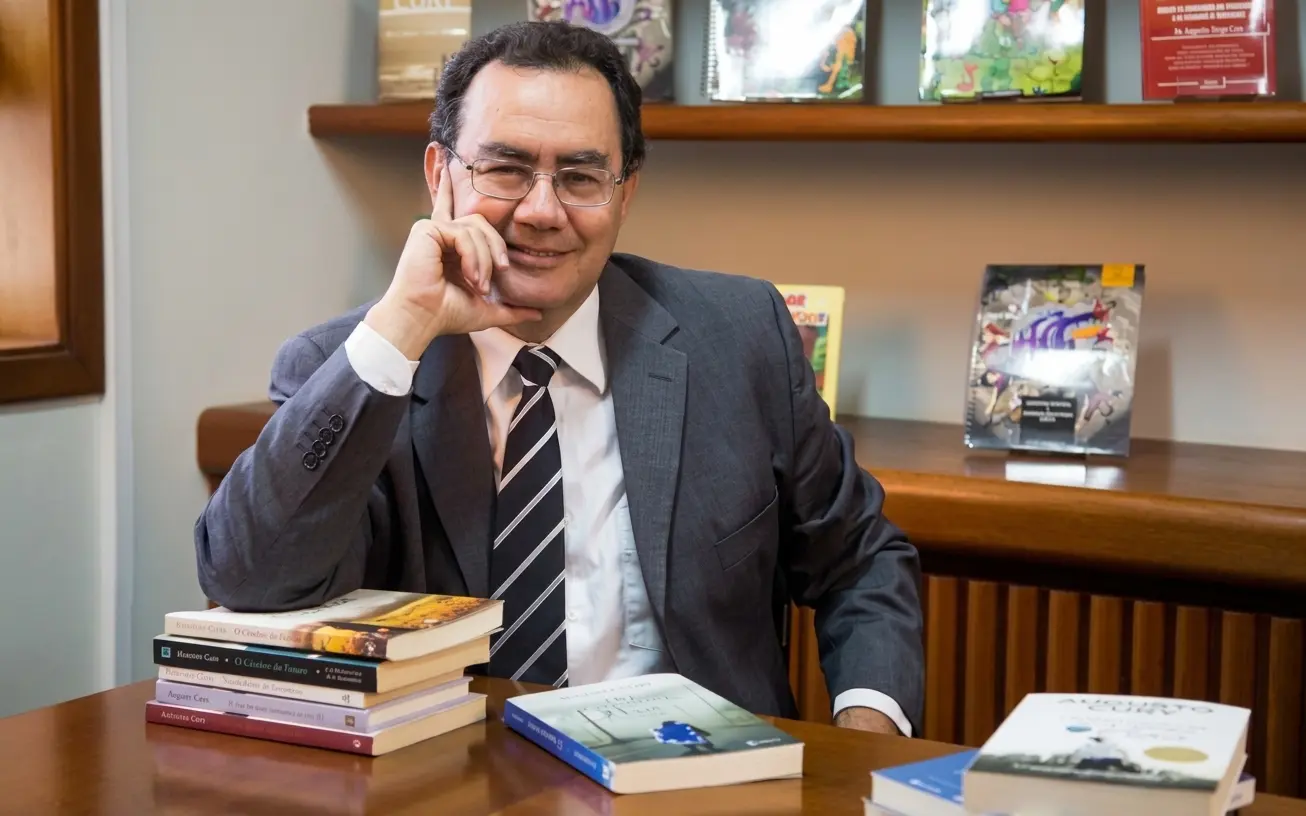 Cansados da guerra política, evangélicos e indecisos miram em Augusto Cury como "válvula de escape" para 2026