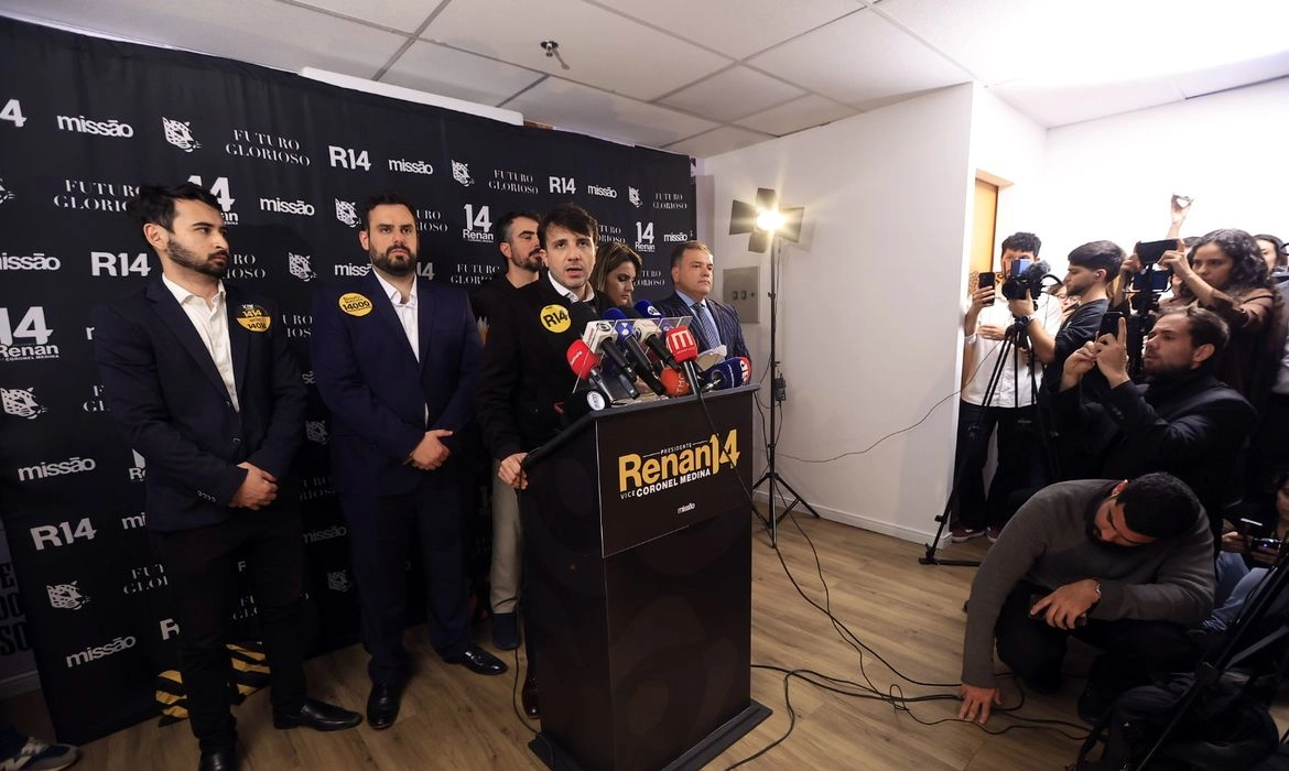 TSE suspende campanha de Renan Santos após irregularidade no registro de perfis online