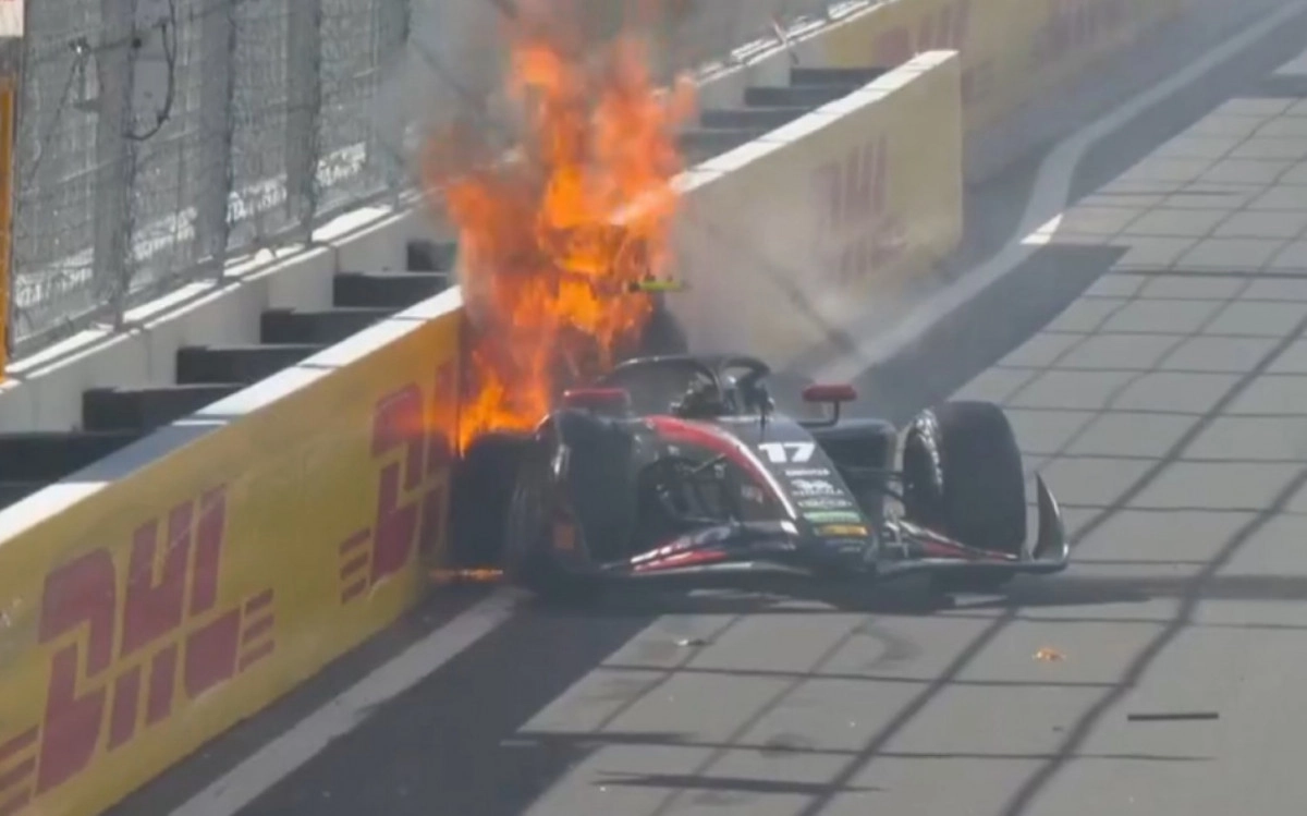 Carro incendeia após acidente em treino do GP da Espanha
