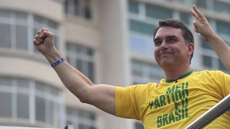 Flávio Bolsonaro participa de motociata e ato de campanha em Vitória da Conquista