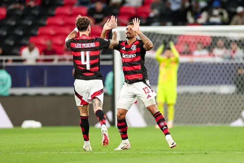 Flamengo vence Bragantino e amplia vantagem na liderança do Brasileirão