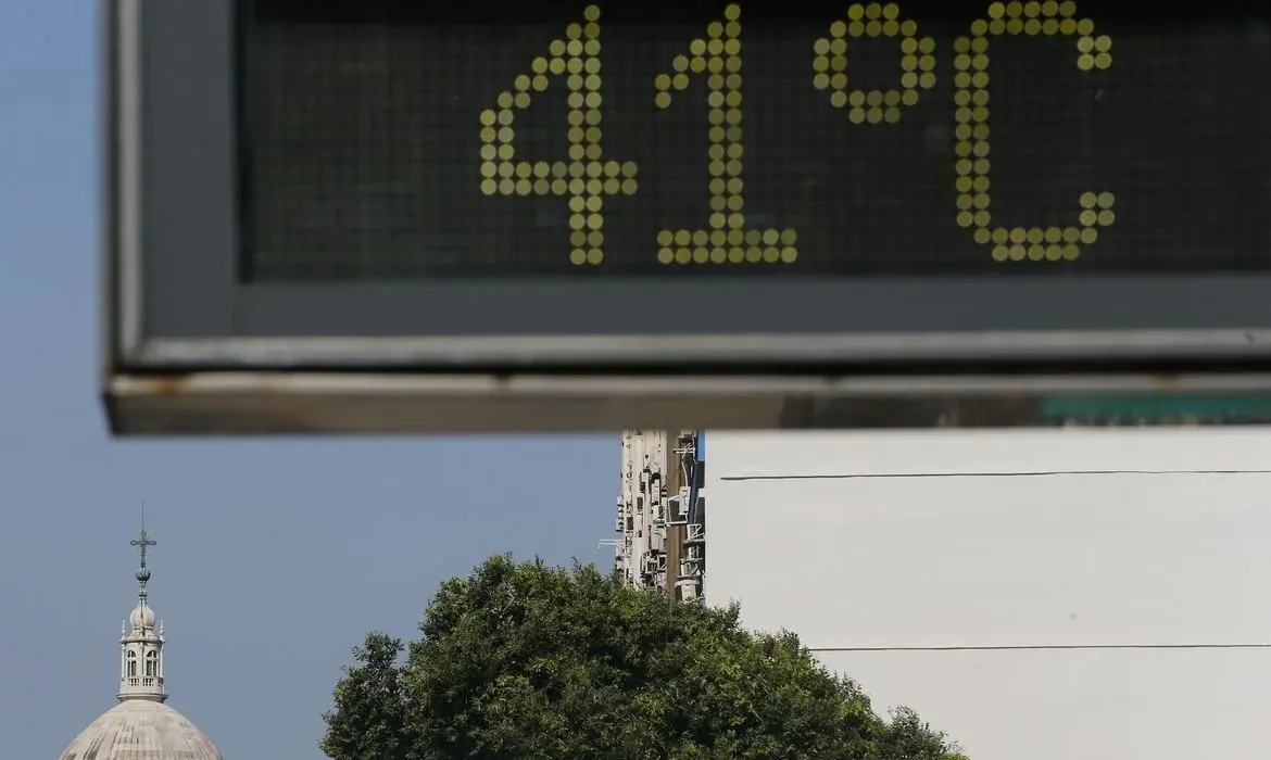 Inmet dispara sinal de perigo extremo por calor intenso em oito estados brasileiros