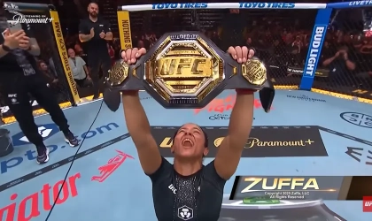 Natália Silva conquista cinturão do UFC e dedica vitória a Jesus