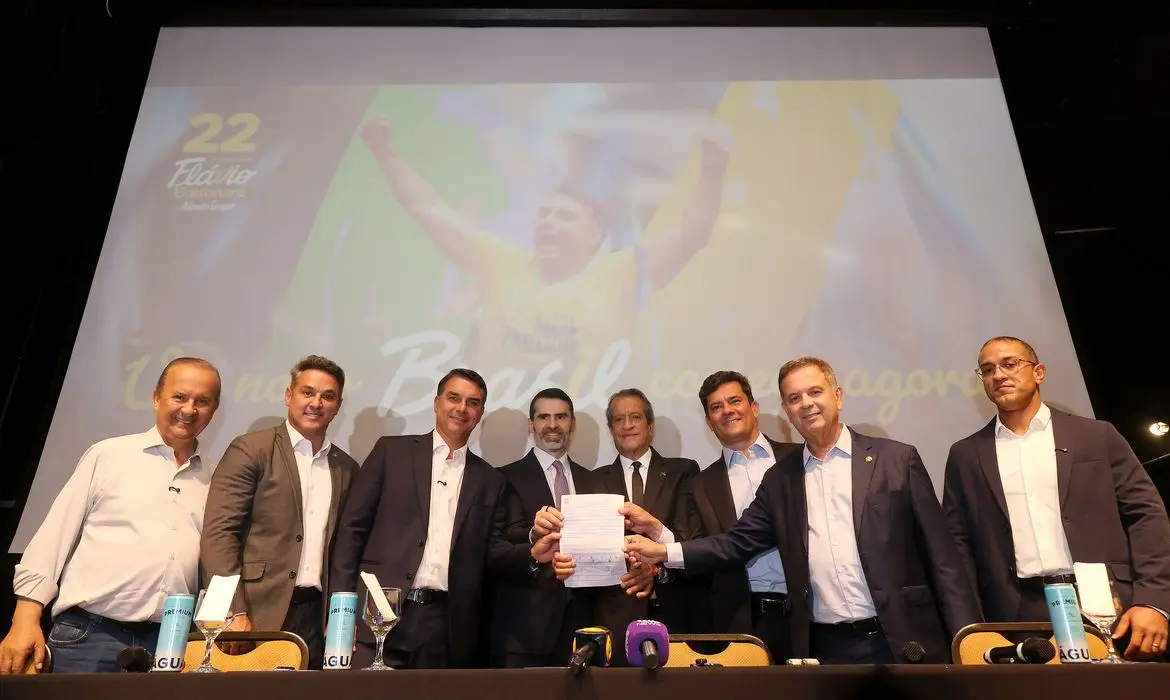 Flávio Bolsonaro recebe apoio de 14 governadores e anuncia compromissos para a Presidência