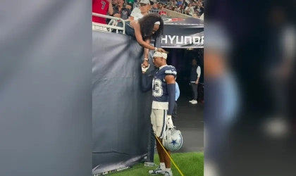 Mãe emociona ao orar pelo filho jogador da NFL, e vídeo viraliza nas redes sociais