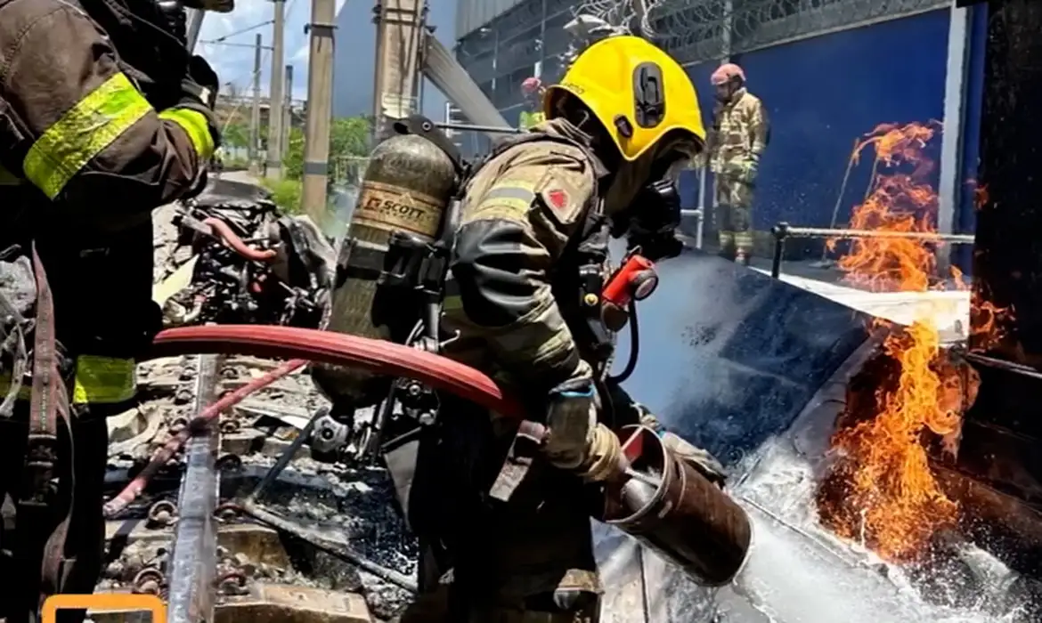 Queda de avião em pátio do Metrô de Belo Horizonte deixa piloto morto