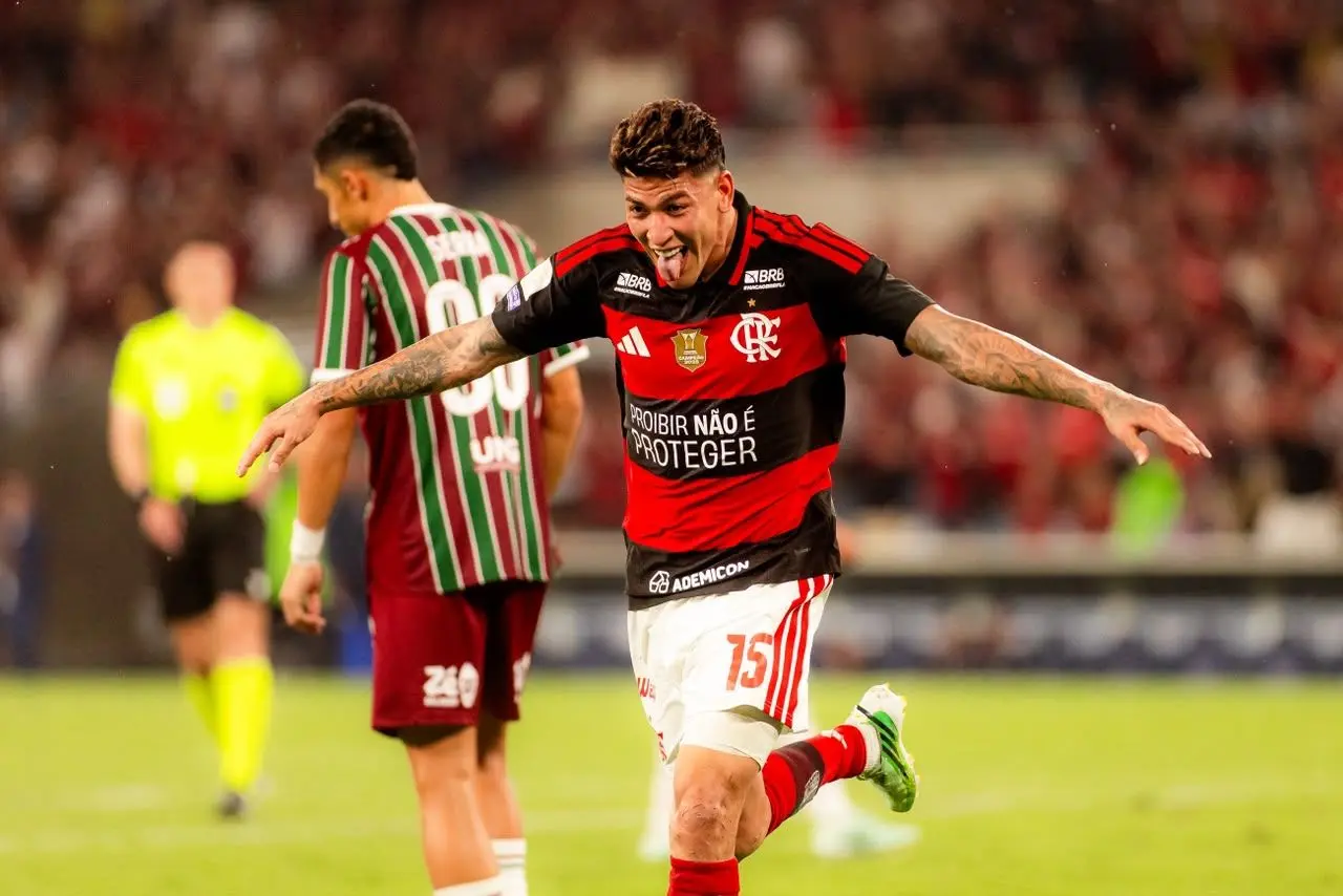Flamengo vence o Fluminense no Maracanã e mantém liderança do Brasileirão