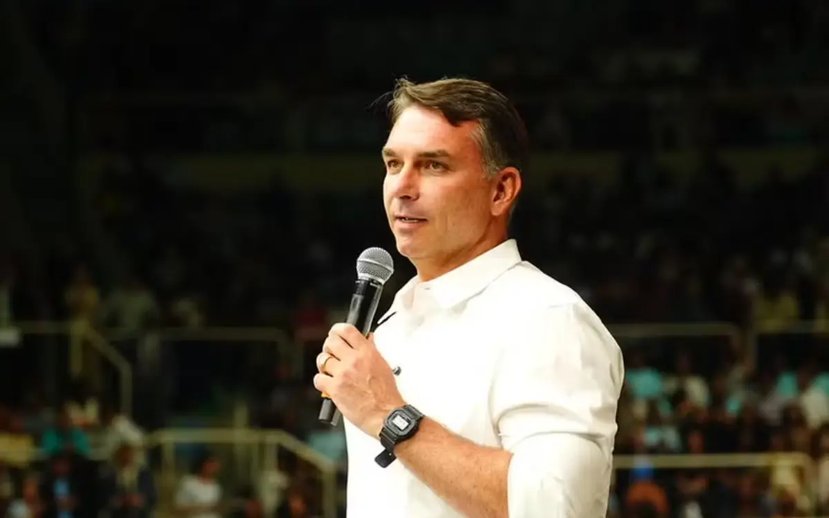 Flávio Bolsonaro confirma presença em debate da Band