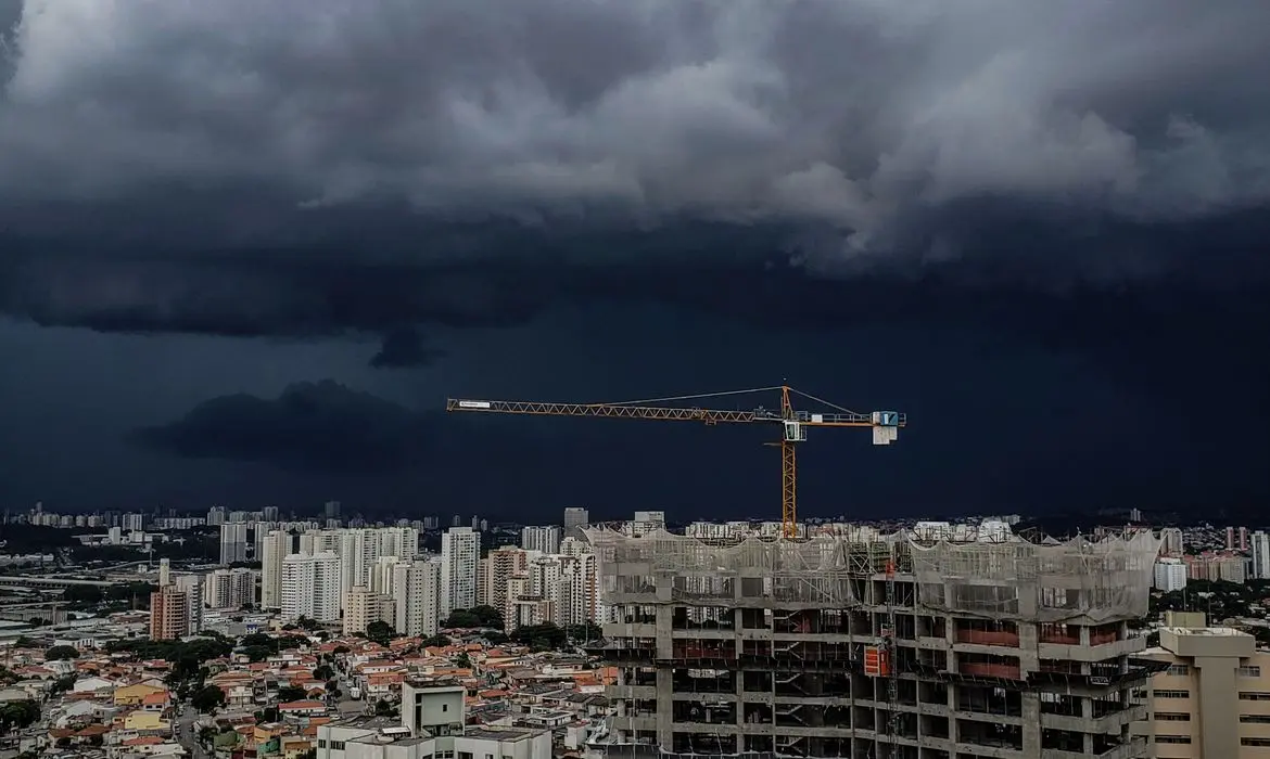 Zona de Convergência do Atlântico Sul coloca áreas do Norte e Sudeste em alerta para tempestades  Sistema meteorológico favorece chuvas e trovoadas em diferentes regiões do Brasil, enquanto uma massa de ar frio mantém as temperaturas baixas no Sul