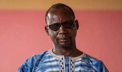 Cristão que perdeu a visão recebe Bíblia em áudio após orar a Deus em Burkina Faso