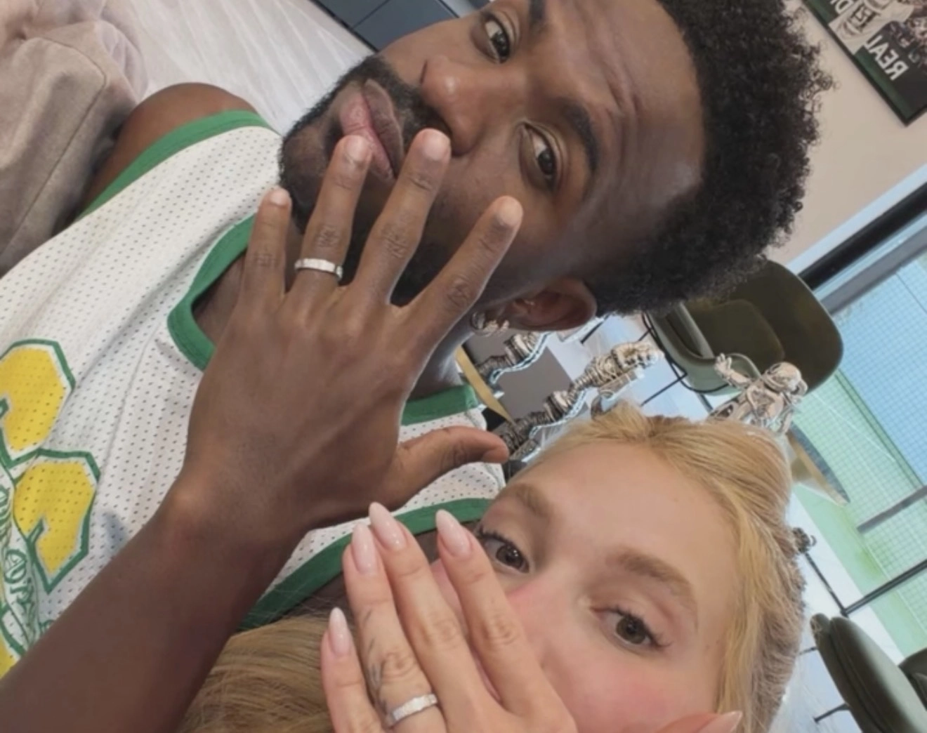 Virginia e Vini Jr. passam a usar aliança após um ano de romance: “Veio aí”