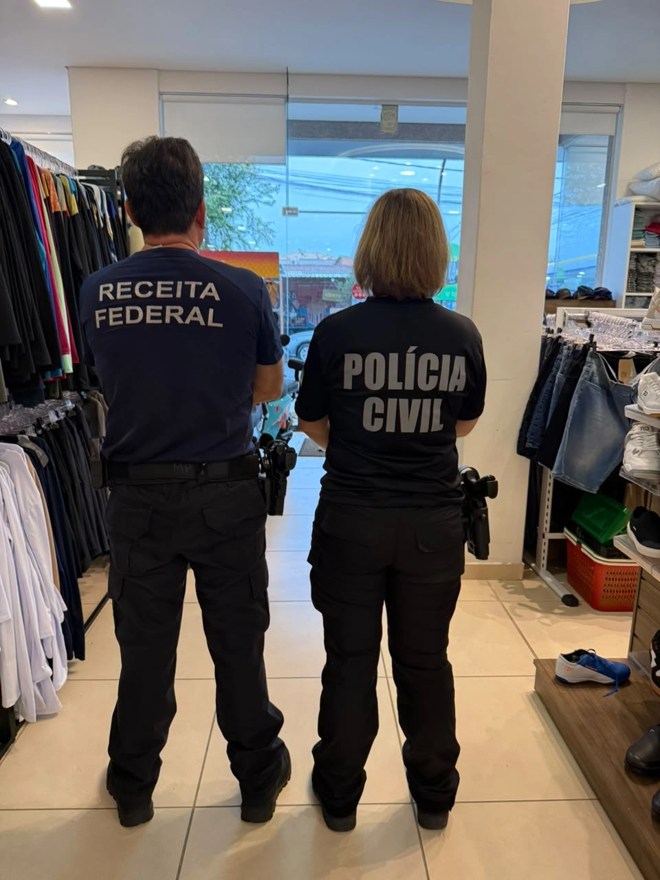 Operação da Polícia Civil e Receita Federal apreende produtos irregulares e prende homem em Rebouças