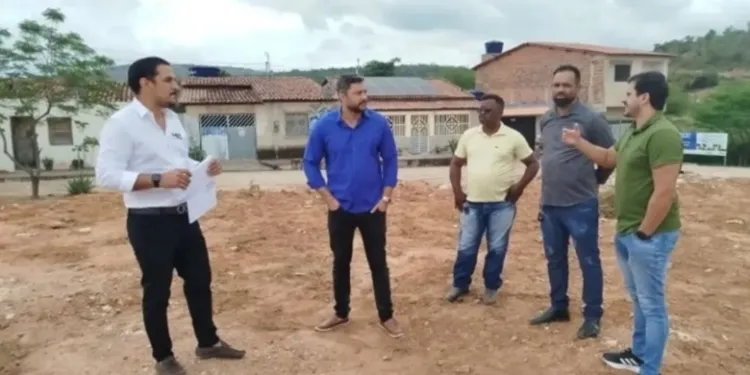 Prefeito Cezar Almeida acompanha estudos de solo para construção da nova UBS e da creche de Ibiquera