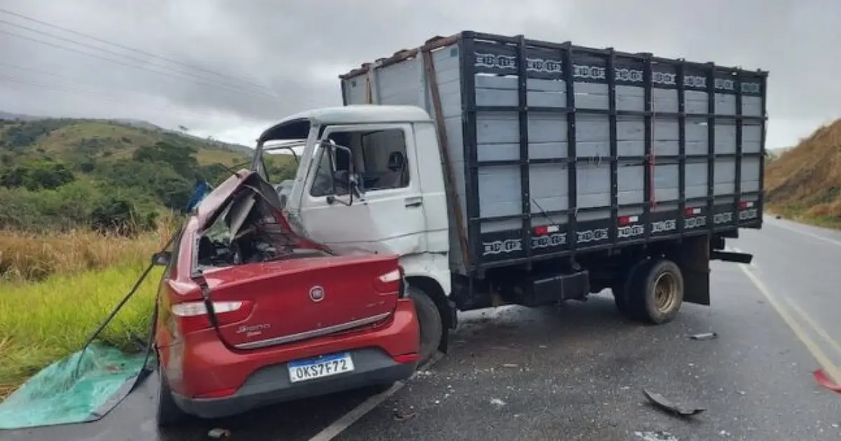 Colisão entre carro e caminhão no Sul da Bahia deixa mãe e filho mortos