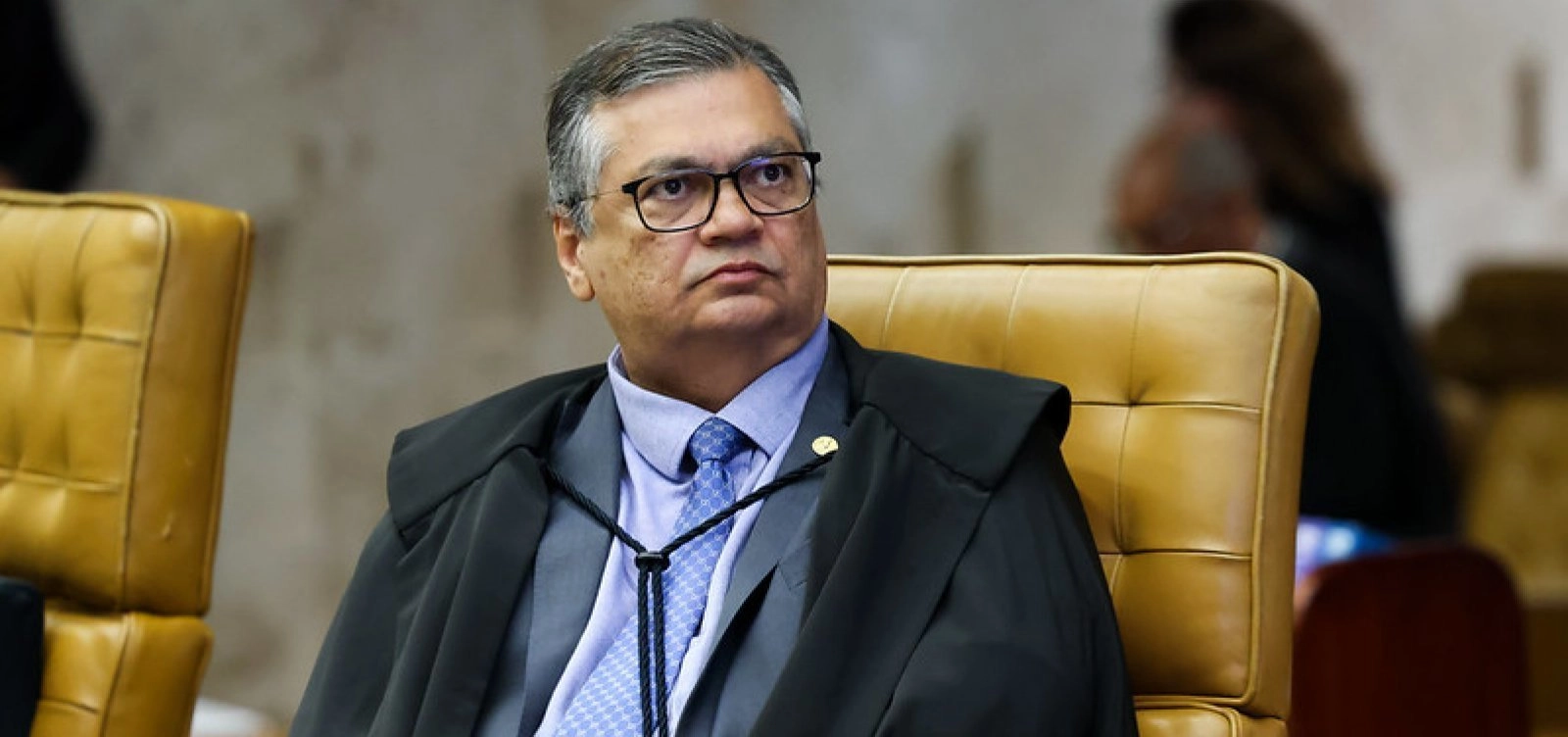 Dino manda PF investigar emendas Pix de vice de Flávio e Hugo Motta