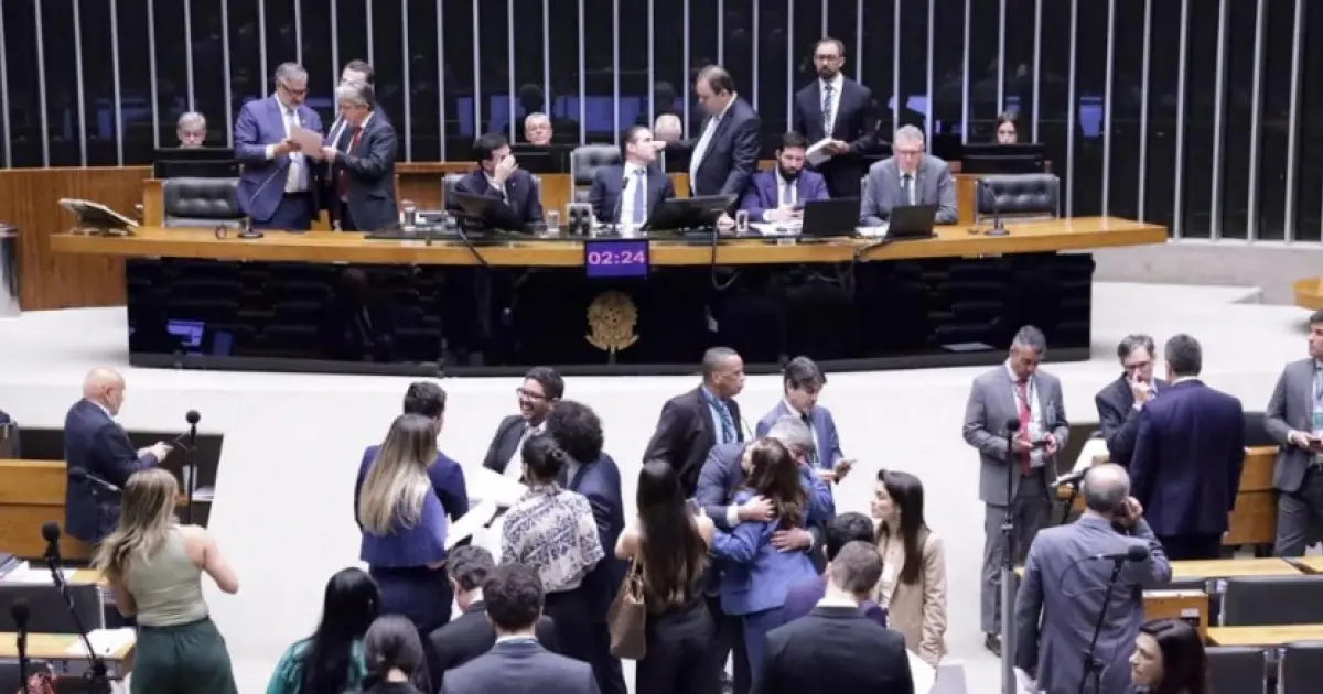 Câmara dos Deputados aprova projeto que reduz impacto econômico de guerras nos preços de combustíveis