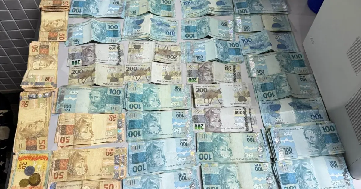 Procurado por homicídio é preso com quase R$ 50 mil em ônibus na BA-052, na região de Irecê
