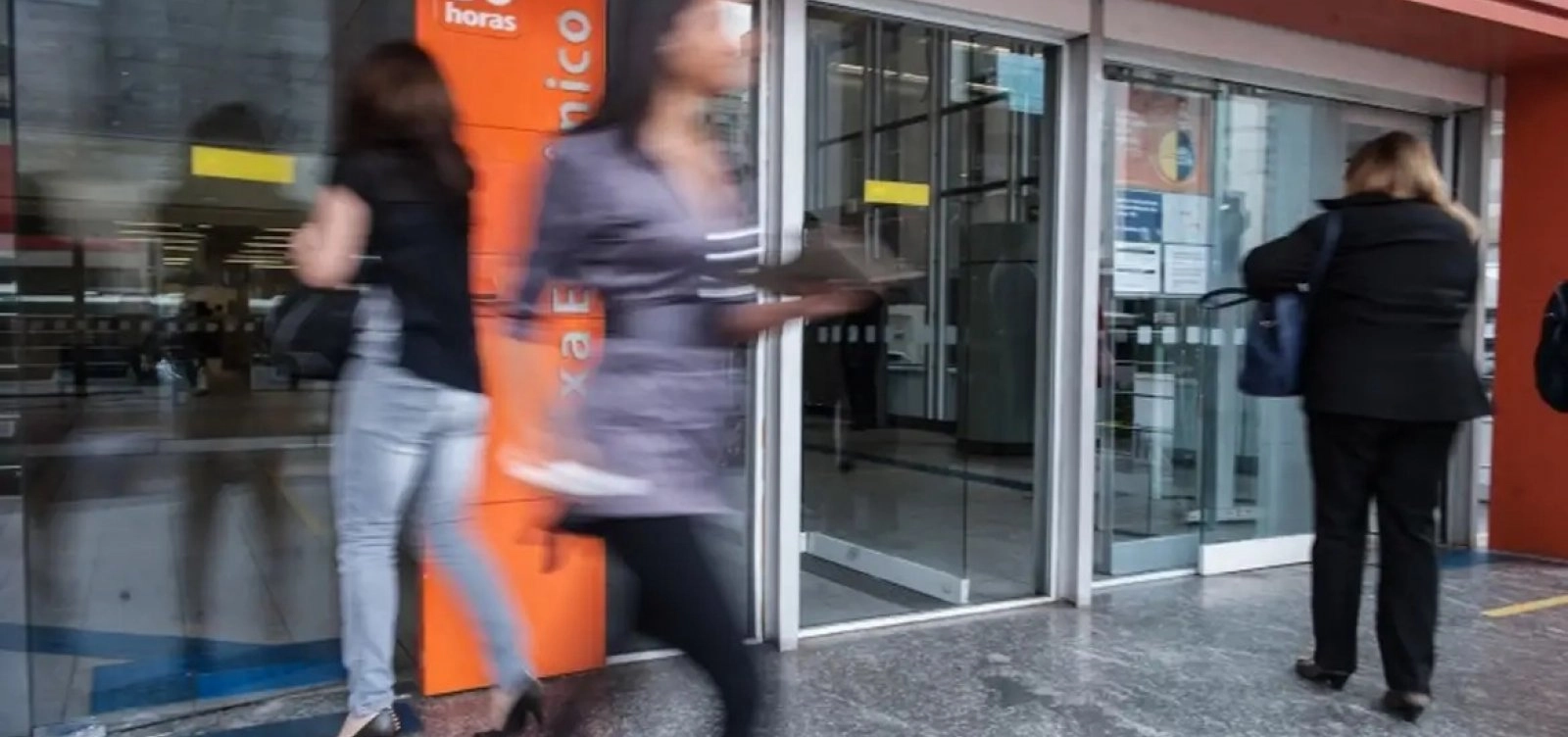 Bancários aprovam paralisação nacional de 24 horas na quinta-feira