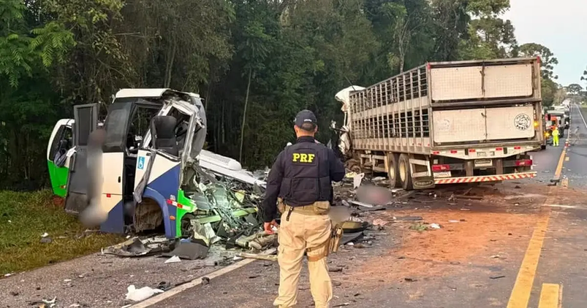 Acidente entre micro-ônibus e carreta deixa 23 mortos e cinco feridos no Paraná