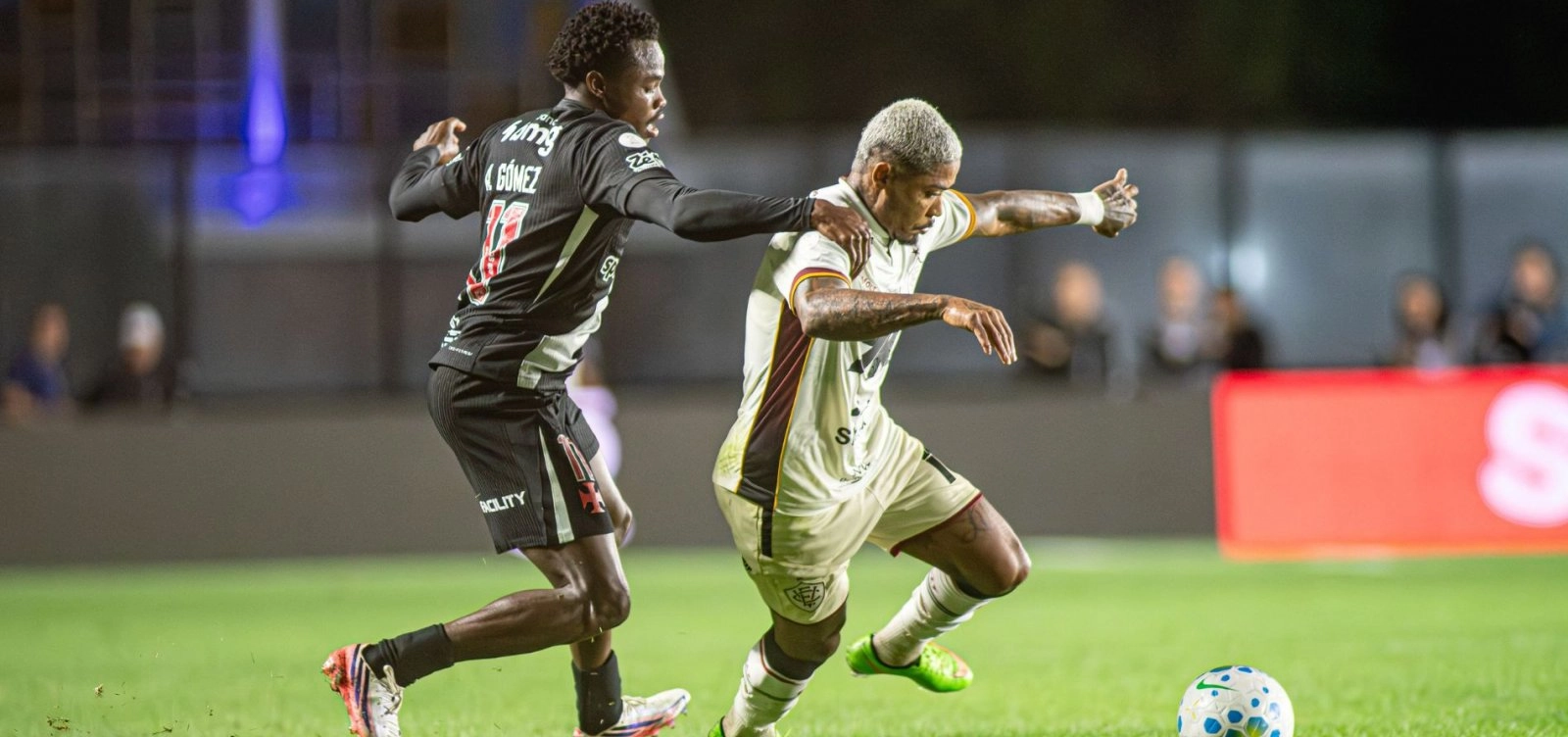 Vitória não aproveita expulsão, perde para o Vasco e vai decidir vaga no Barradão