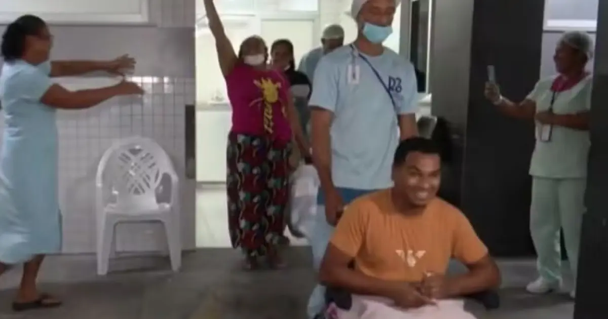 Cantor que perdeu pernas em acidente na Bahia recebe alta após 11 dias