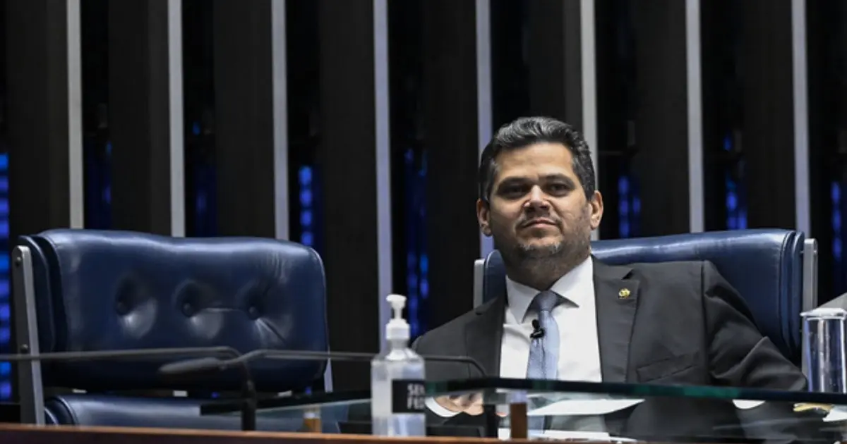 Alcolumbre sinaliza impeachment de Mendonça caso pressão contra Moraes aumente