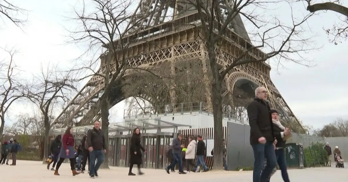Torre Eiffel fecha em protesto após visitantes hindus pedirem afastamento de funcionárias mulheres
