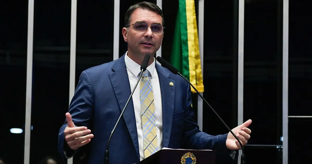 Flávio Bolsonaro defende afastamento de Andrei Rodrigues da PF e fala em "grupo especial de Lula"